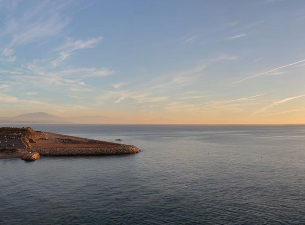 File:Camp Bay and Little Bay from the Caletta Hotel, Gibraltar.jpg -  Wikimedia Commons