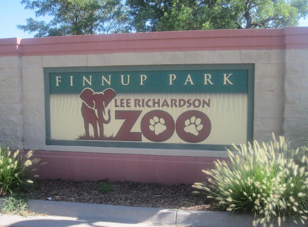 File:Lee Richardson Zoo sign, Garden City, KS IMG 5932.JPG - Wikimedia  Commons