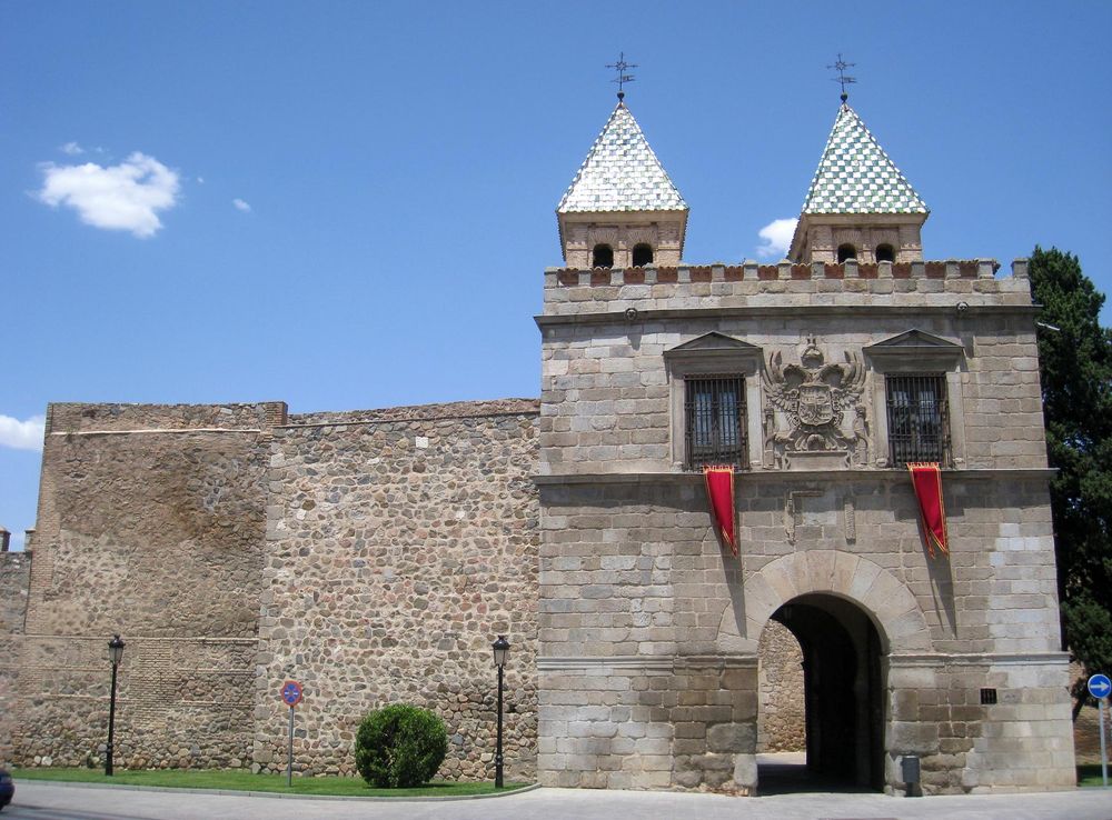 File:Puerta de Bisagra, Toledo - view 1.JPG - Wikimedia Commons