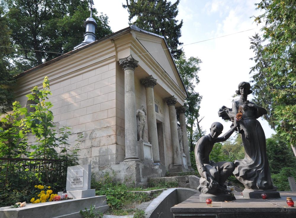 File:Lychakiv Cemetery (8673800877).jpg - Wikimedia Commons
