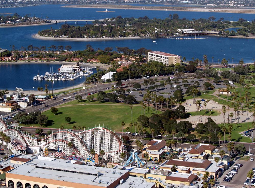 File:MissionBayByPhilKonstantin.jpg - Wikimedia Commons