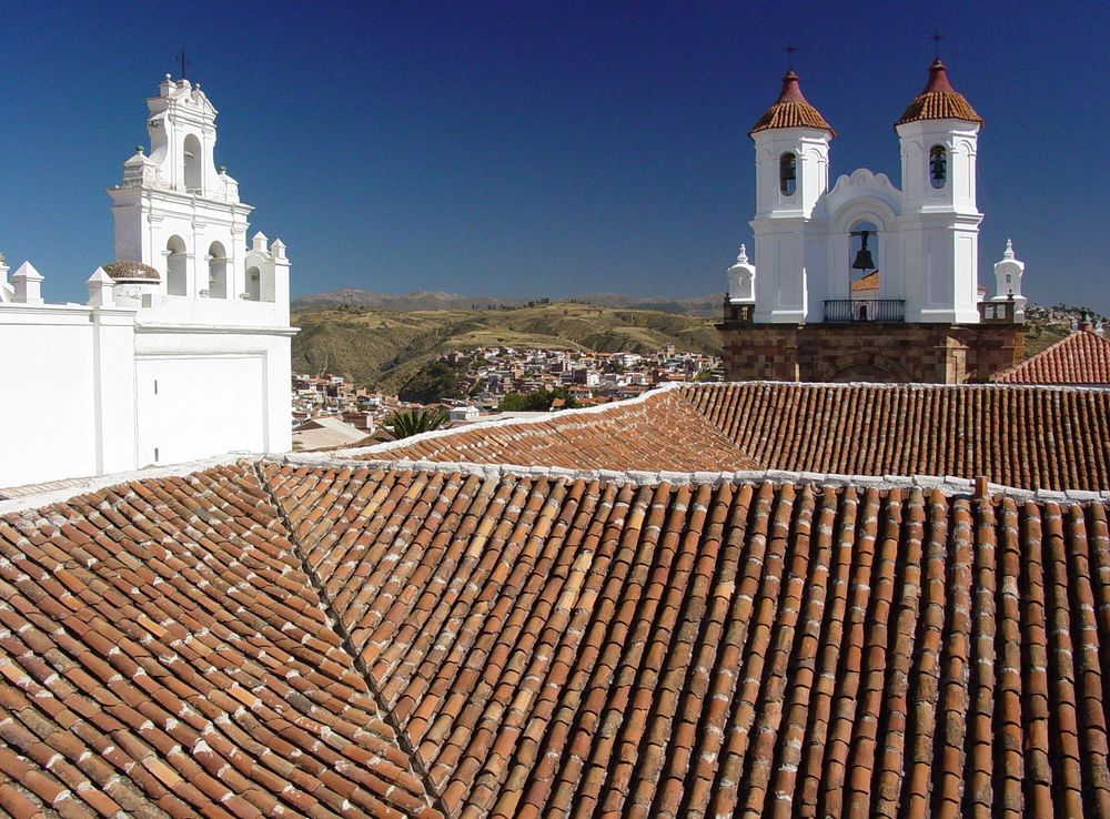 File:Tiled Roofs and Colonial Architecture - Sucre - Bolivia  (3777138176).jpg - Wikimedia Commons