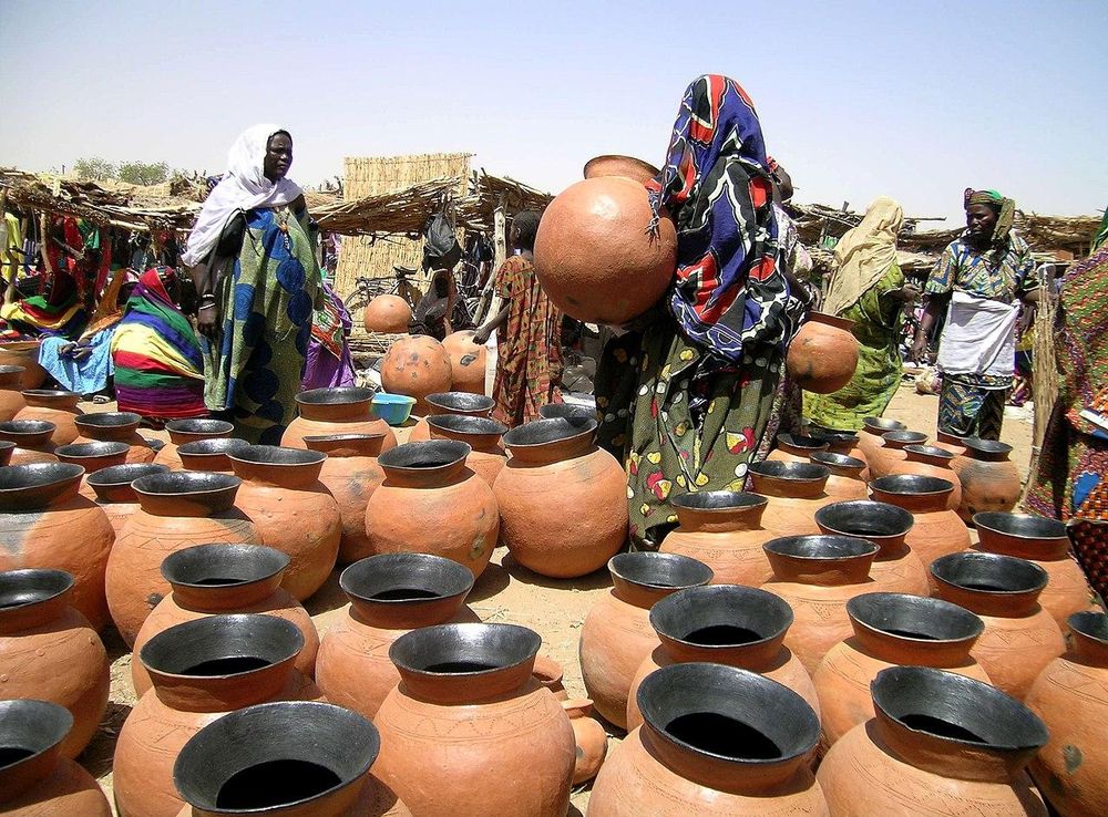 Fayil:Songhay pottery gorom gorom market.jpg - Wikipedia
