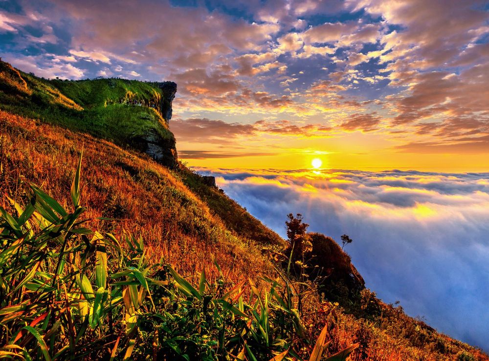 File:Phu chi fa mists sun rise.jpg - Wikipedia
