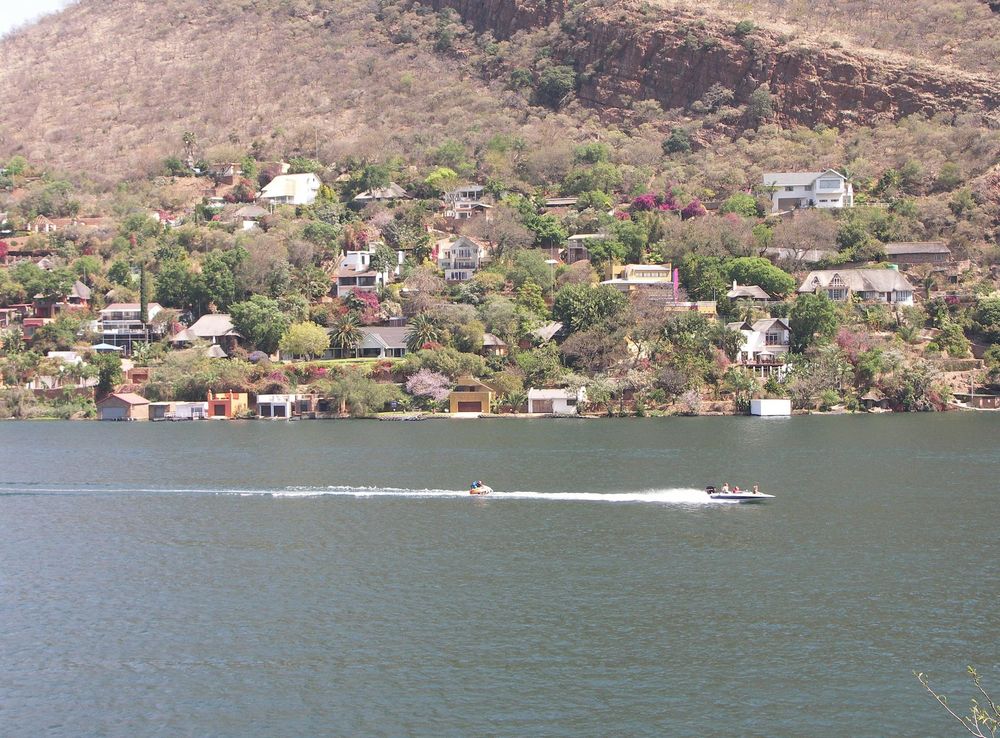 File:South Africa-Hartbeespoot dam06.jpg - Wikimedia Commons