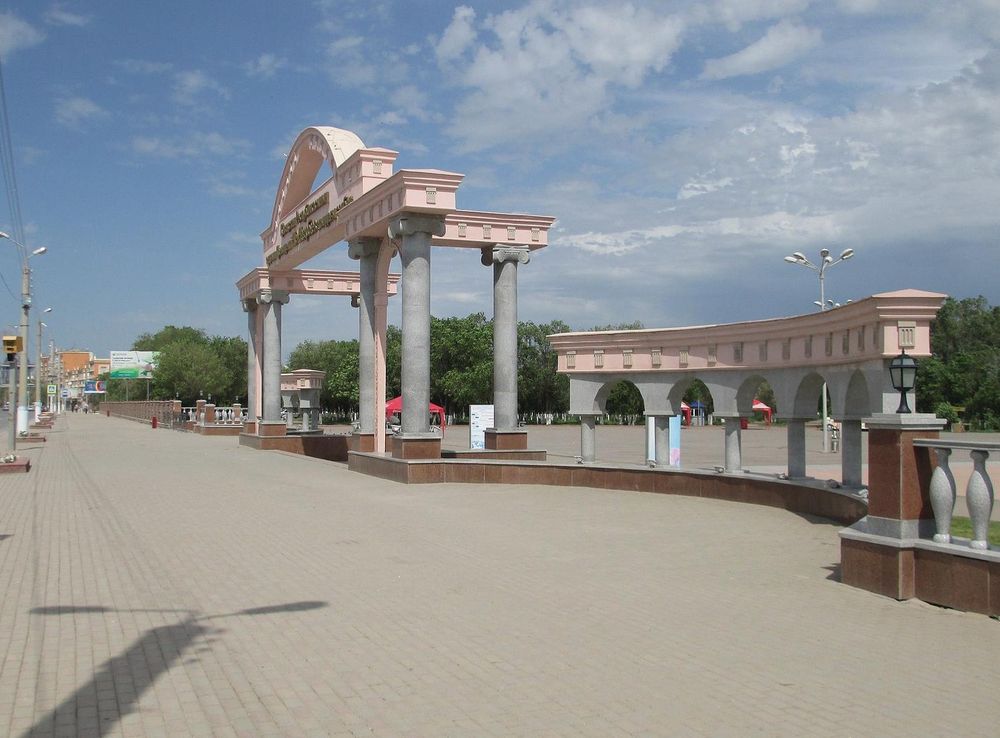 Файл:First President of Kazakhstan Park 1.JPG — Википедия