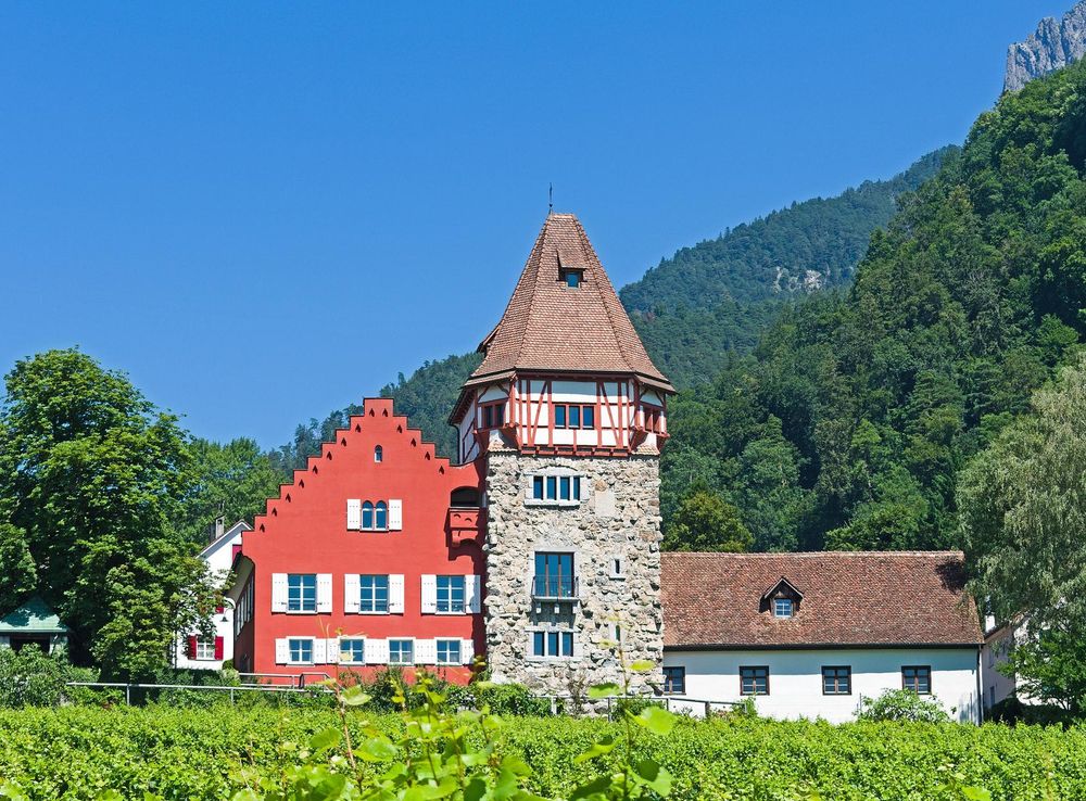 File:Vaduz Rotes Haus.jpg - Wikimedia Commons
