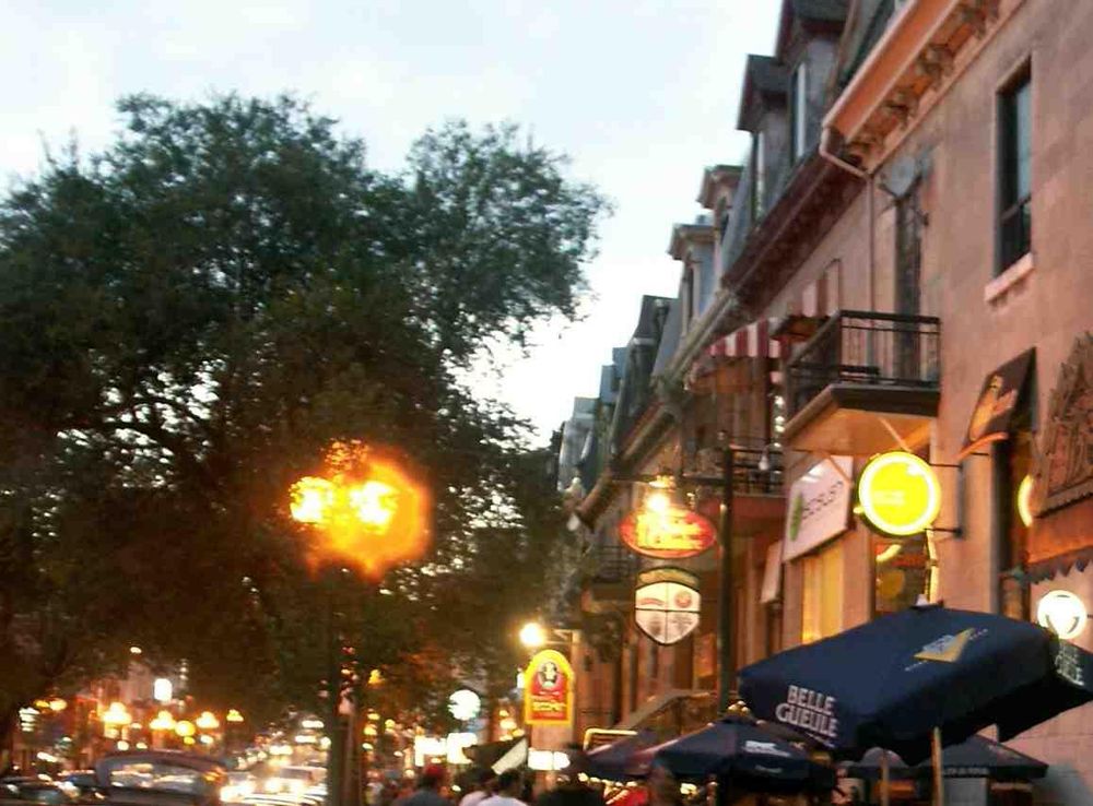 File:Rue Saint-Denis (quartier latin de Montréal) 2005-09-02.JPG -  Wikimedia Commons