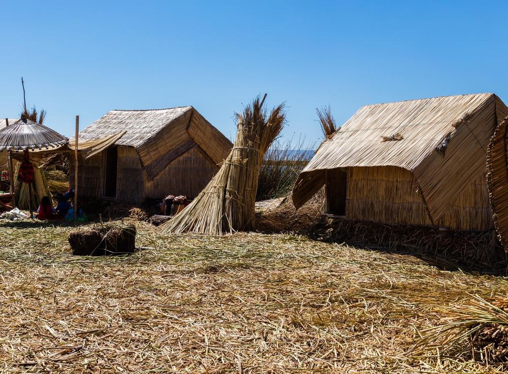 File:Islas flotantes de los Uros, Lago Titicaca, Perú, 2015-08-01, DD  32.JPG - Wikimedia Commons