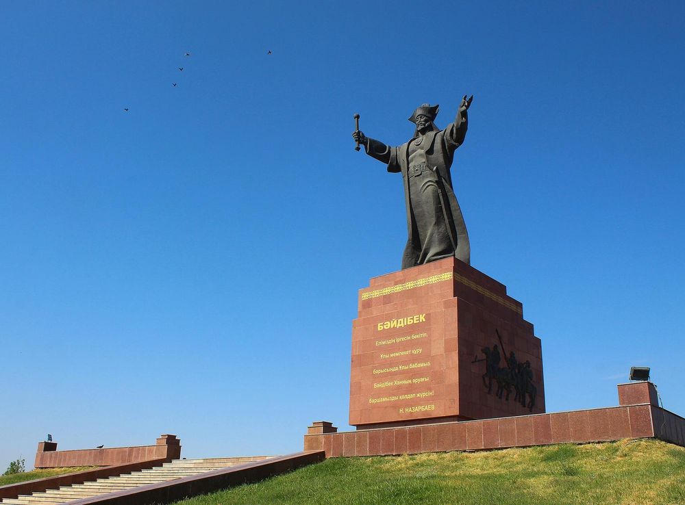 Файл:Monument-of-Baidibek-Bi-Shymkent-Kazakhstan.JPG — Википедия