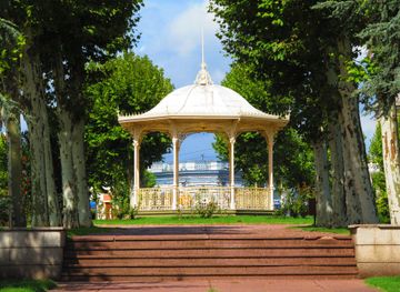 File:Glorieta kiosco - Pergola Plaza Pueblo - Fray Bentos - Rio Negro -  Uruguay.JPG - Wikimedia Commons