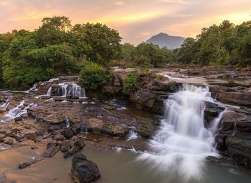 File:Tad Hang waterfalls at sunset, Tad Lo village, Bolaven Plateau,  Laos.jpg - Wikimedia Commons