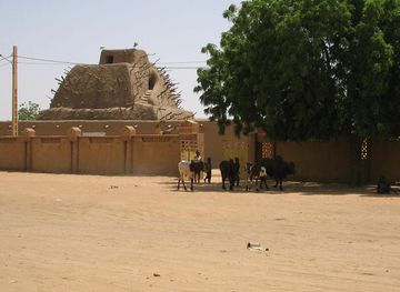 Fayil:Tombeau dAskia in Gao by David Sessoms.jpg - Wikipedia