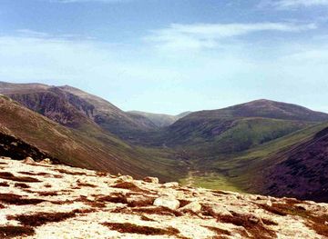 File:Beinn a'Chaorainn from Derry Cairngorm.jpg - Wikimedia Commons