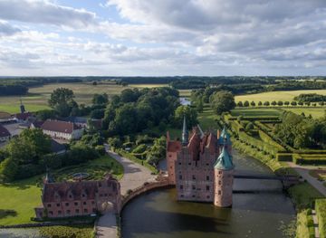 File:Egeskov Castle (28103028186).jpg - Wikimedia Commons