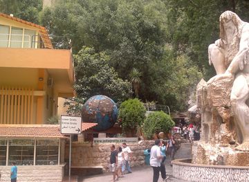 File:Guardian of time Jeita 2.jpg - Wikimedia Commons