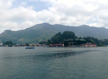 File:Panorama of Parapat seen from Lake Toba 01.JPG - Wikimedia Commons