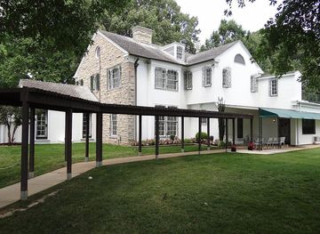 File:Rear of Graceland Mansion - Elvis Presley Mansion - Memphis - Tennessee  - USA.jpg - Wikimedia Commons