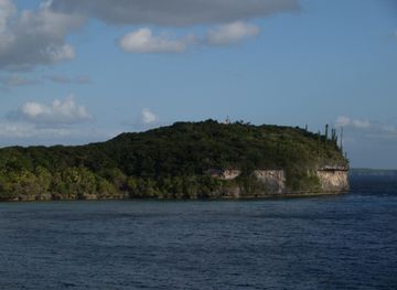 Fichier:Lifou Notre Dame chapel and cliff.JPG — Wikipédia
