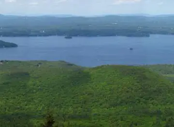 File:Lake Winnipesaukee panorama from summit of Mount Major.jpg - Wikimedia  Commons