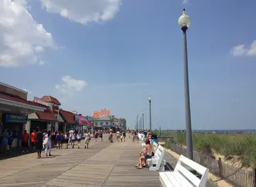 File:Rehoboth Beach boardwalk looking north toward Rehoboth Avenue.jpg -  Wikimedia Commons