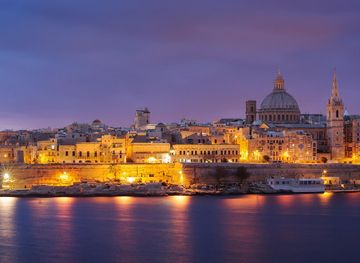 File:Panorama of night Valletta.jpg - Wikimedia Commons