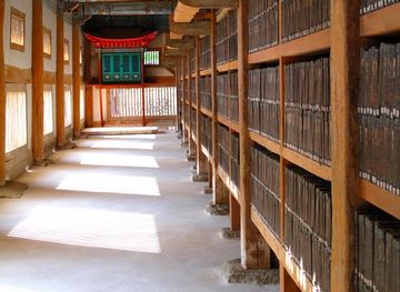 File:Tripitaka Koreana, Haeinsa, South Korea.jpg - Wikimedia Commons