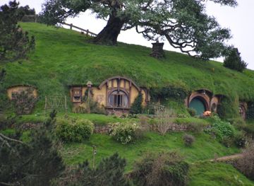 File:Bag End, Bilbo Baggins House, Hobbiton Movie Set, Matamata, New Zealand  2016 (50797464337).jpg - Wikimedia Commons