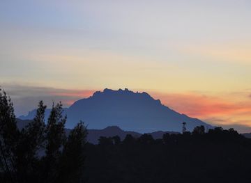 File:Mount Kinabalu sunrise silhouette.jpg - Wikimedia Commons