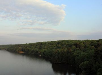 File:Gfp-illinois-starved-rock-state-park-shoreline-landscape.jpg -  Wikimedia Commons