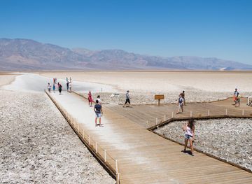 File:Badwater Basin, Death Valley.jpg - Wikimedia Commons