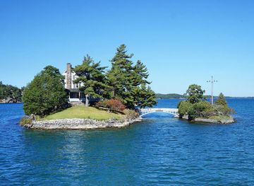 File:Thousand Islands.- Zavikon Island in Ontario.jpg - Wikimedia Commons