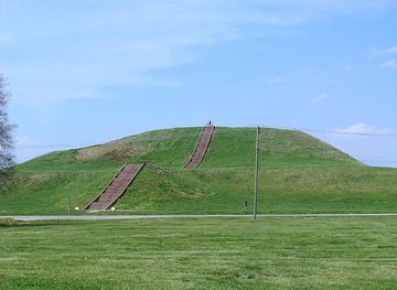 File:Monks Mound in July.JPG - Wikimedia Commons