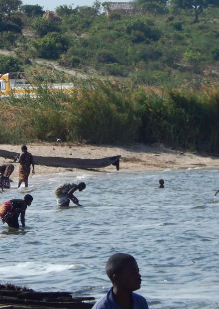 File:Local people on Lake Bangweulu.jpg ...