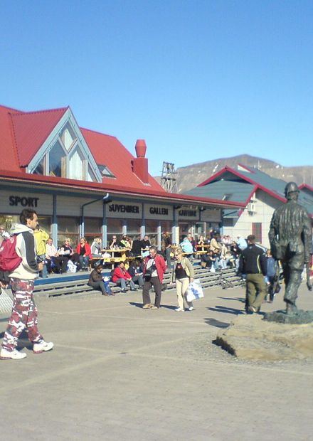 File:Longyearbyen main street.JPG ...