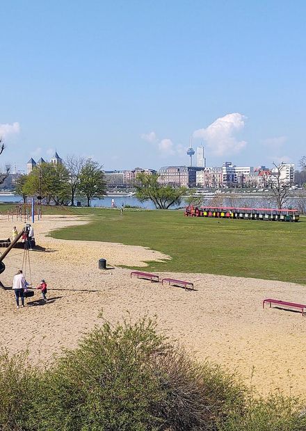 File:Rheinpark Spielplatz 04.jpg ...