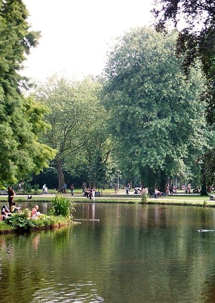 File:Amsterdam, Vondelpark, at the pond ...
