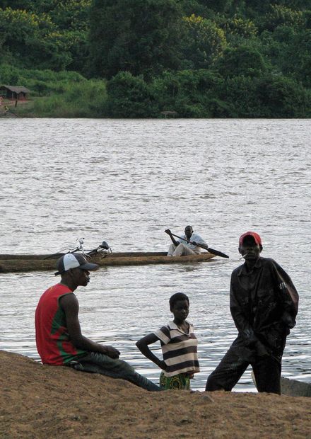 Archivo:Pescadores Mbomou.JPG ...