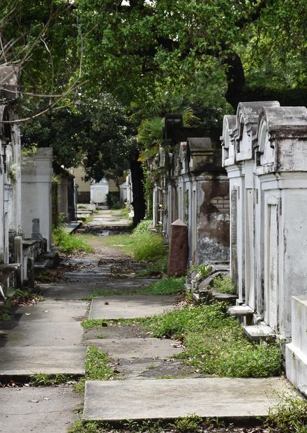 File:Tombs at Lafayette Cemetery No 1 ...