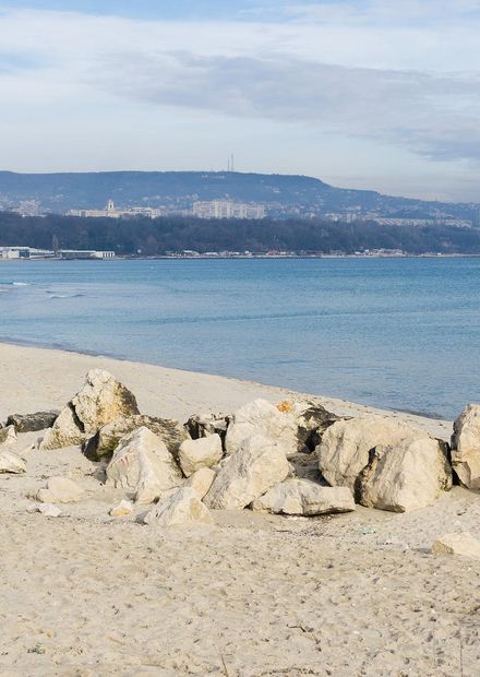 File:Beach in Varna, December, 2018.jpg ...