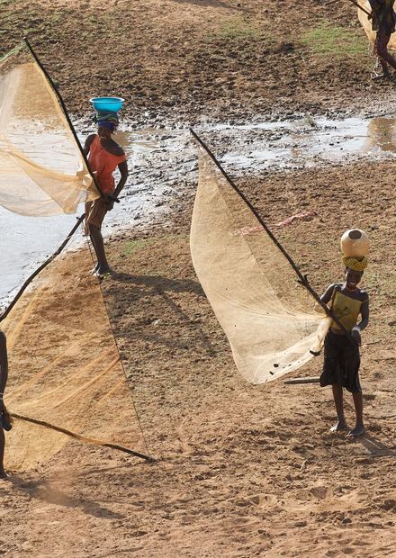 File:Fisher women on River Niger in ...