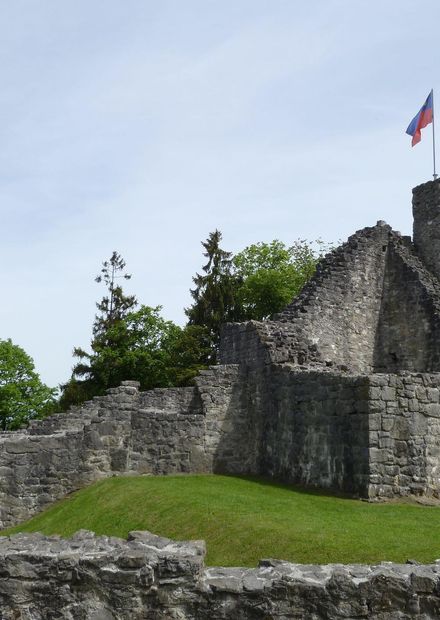 File:Obere Burg Schellenberg1.JPG ...