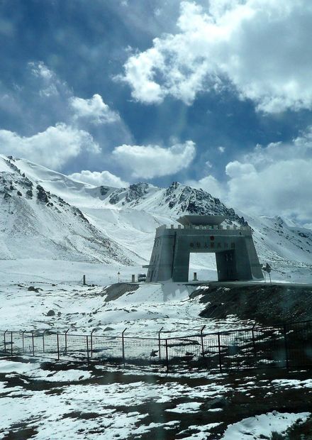 Chinese border gate Khunjerab pass.JPG ...
