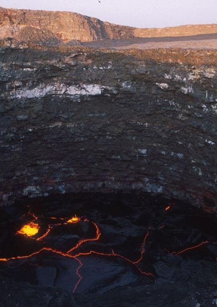 File:Lava Lake in Erta Ale Volcano in ...