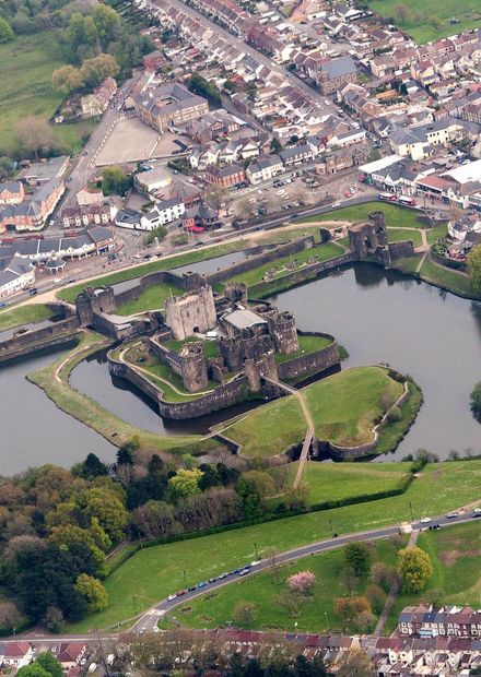 File:Caerphilly Castle from the air.jpg ...