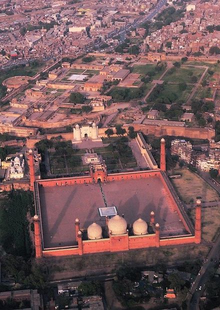 File:Badshahi Mosqu - Mughal Art in an ...