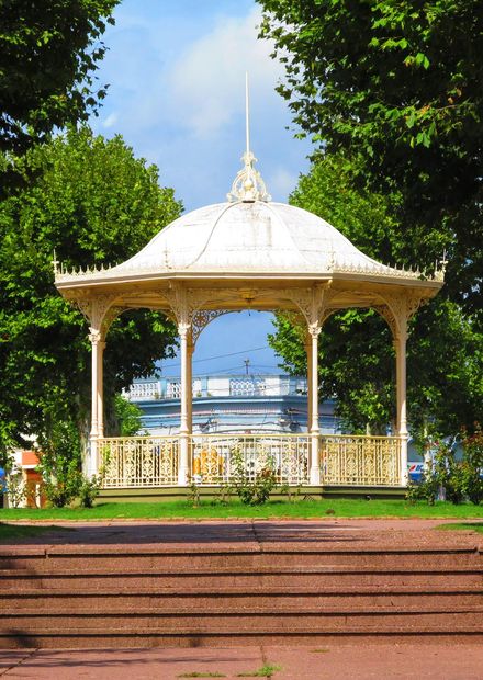 File:Glorieta kiosco - Pergola Plaza ...