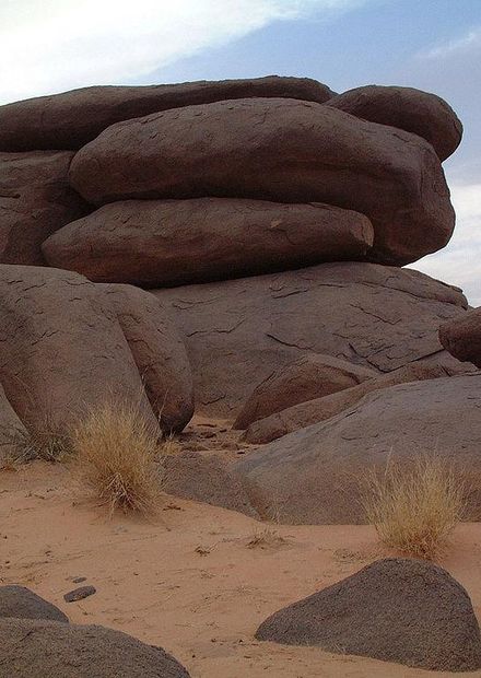 File:Rocher dans massif de ...