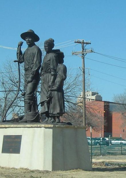 Pioneerfamilystatue.jpg - Wikimedia Commons