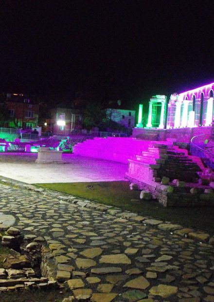 File:Night view of the Roman Forum in ...